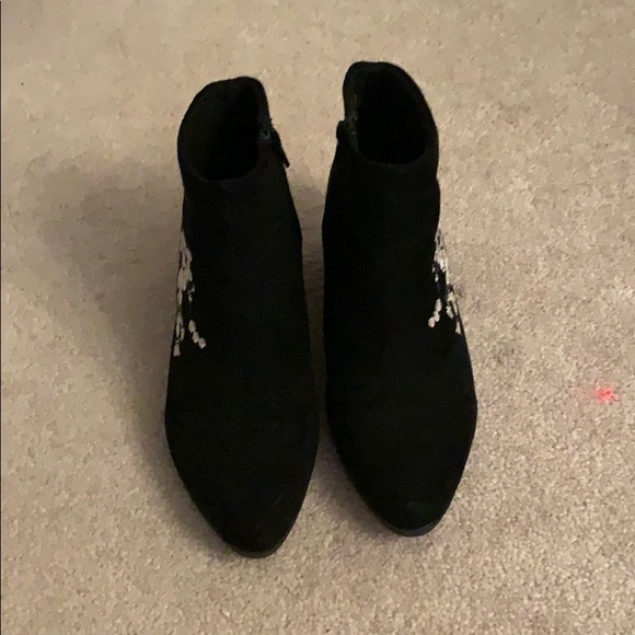 Black suede short boots with floral design - Picture 2 of 5